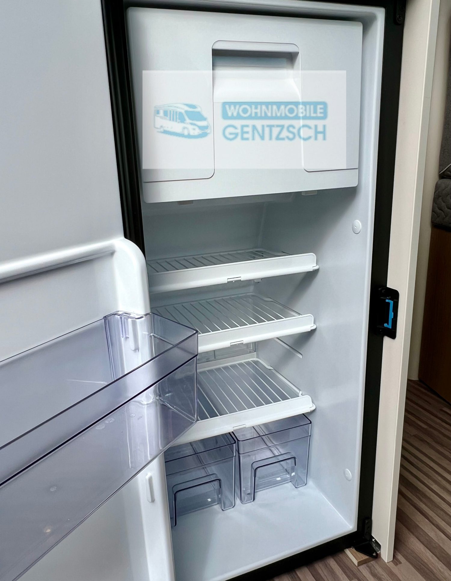 großer Kühlschrank mit Kühlfach im Eingang, neue Modelle Malibu, mieten Wohnmobil Gentzsch