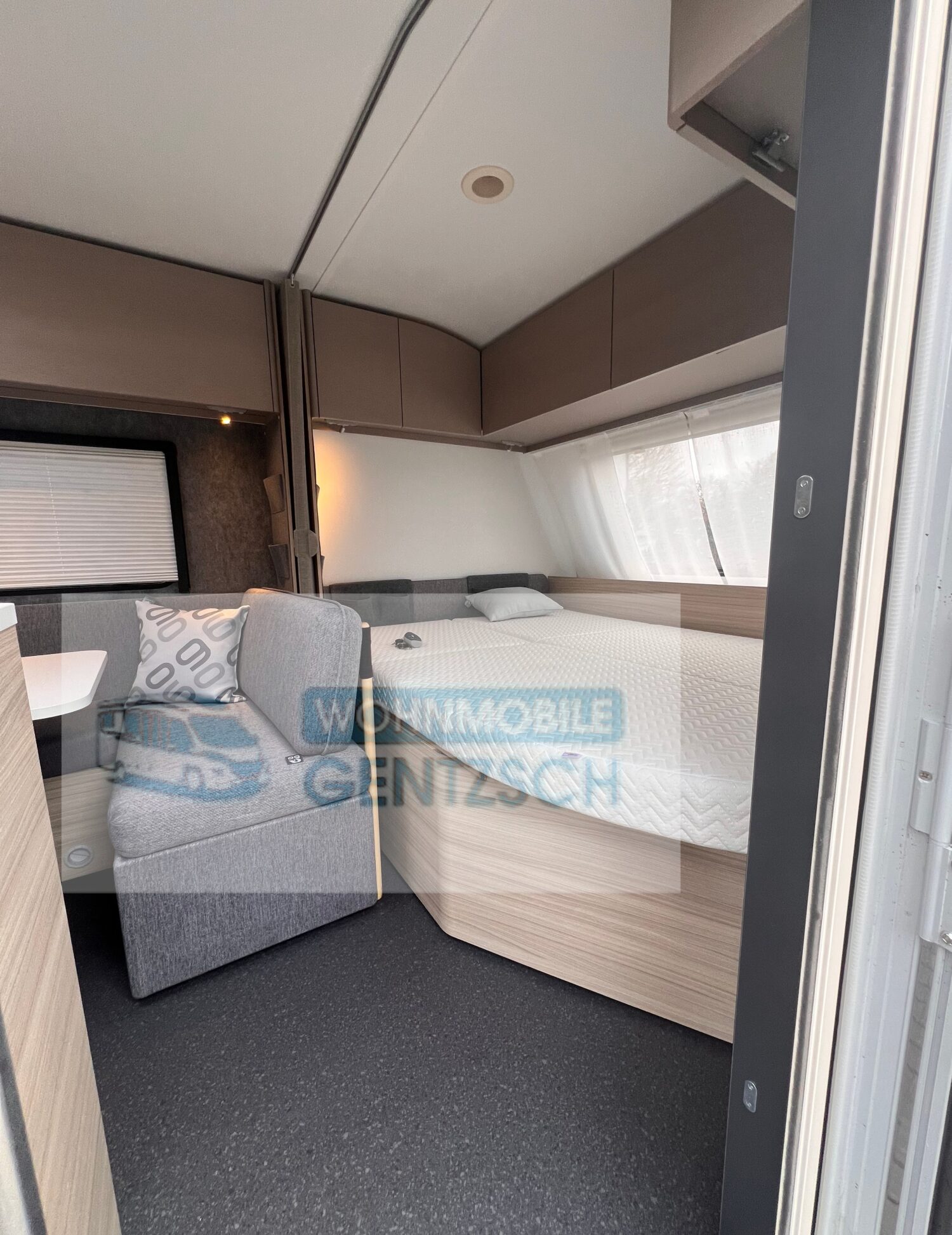 Blick in den Wohnwagen auf das große Hauptbett, Wohnwagenvermietung Magdeburg, Sachsenanhalt