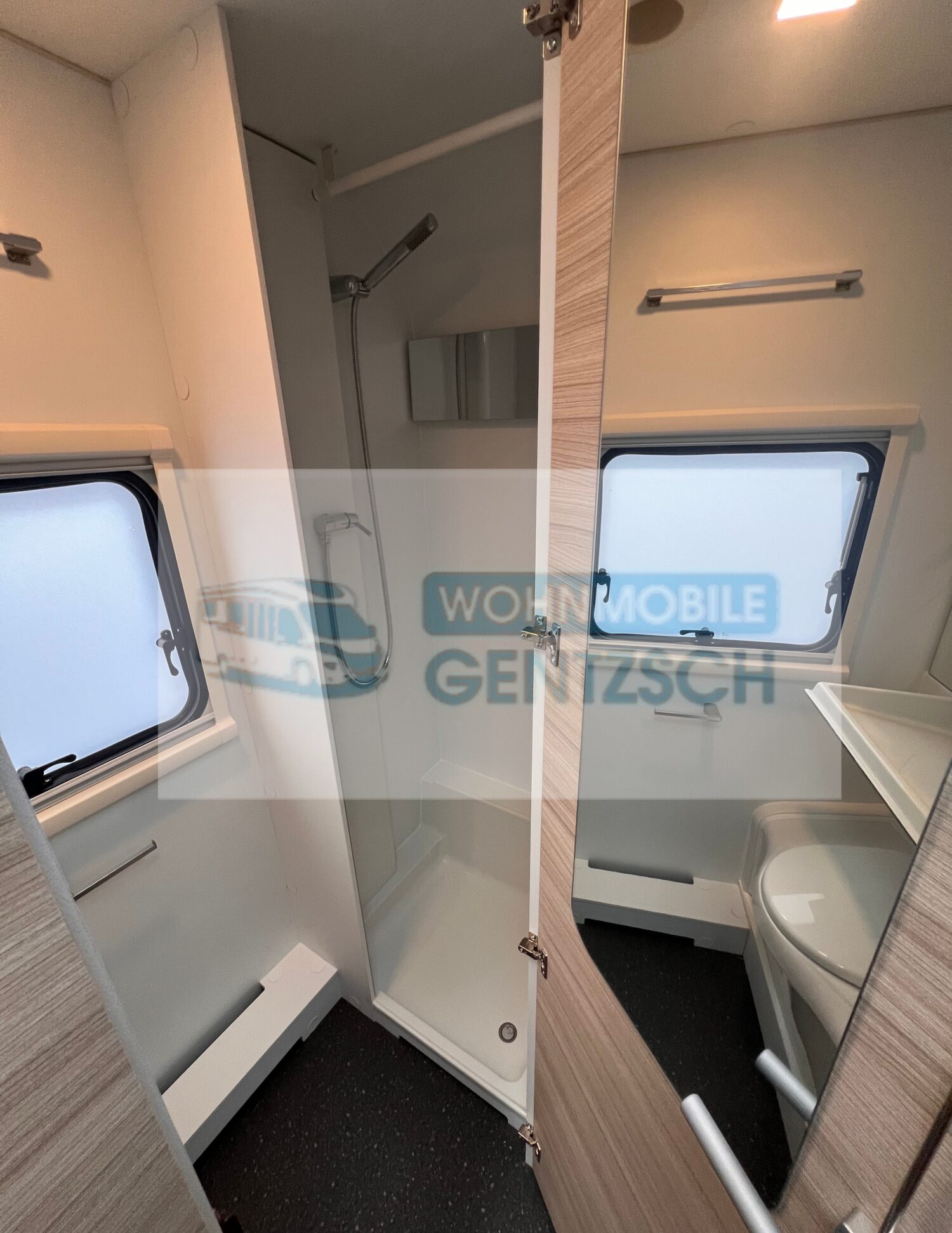 Blick ins Bad, Wohnwagen Adria zur Miete, Gentzsch Magdeburg