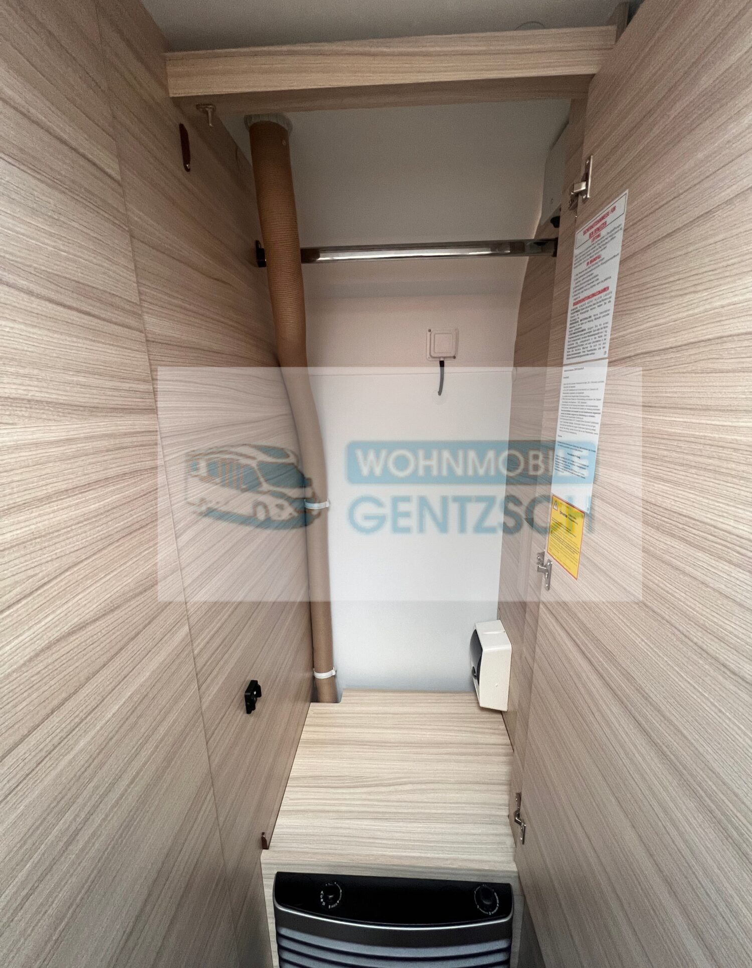 Großer Kleiderschrank mit Stange, Wohnwagen, Wohnmobile Gentzsch Magdeburg