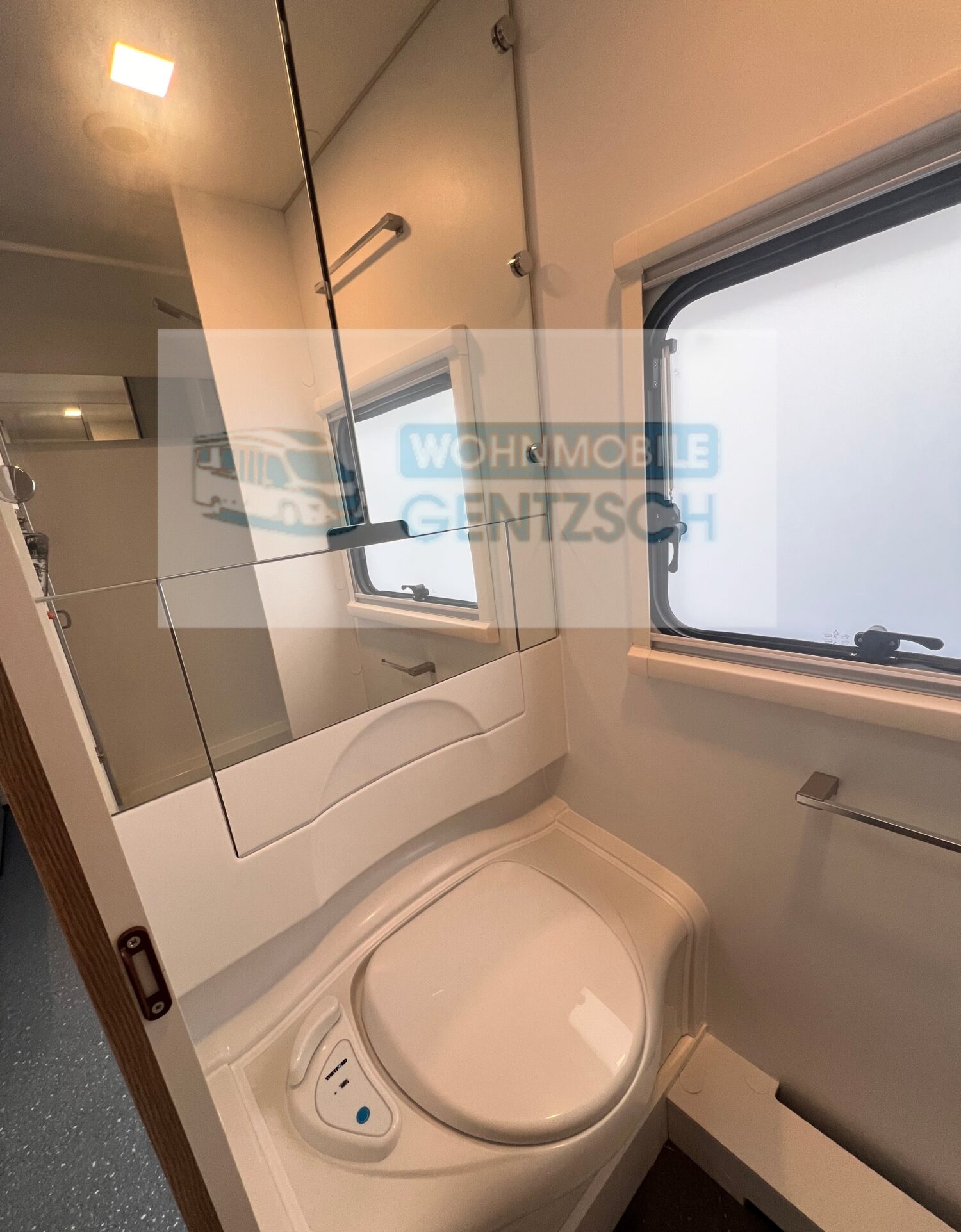 Großes Bad mit Dusche, Wohnwagen und Wohnmobilvermietung Gentzsch Irxleben