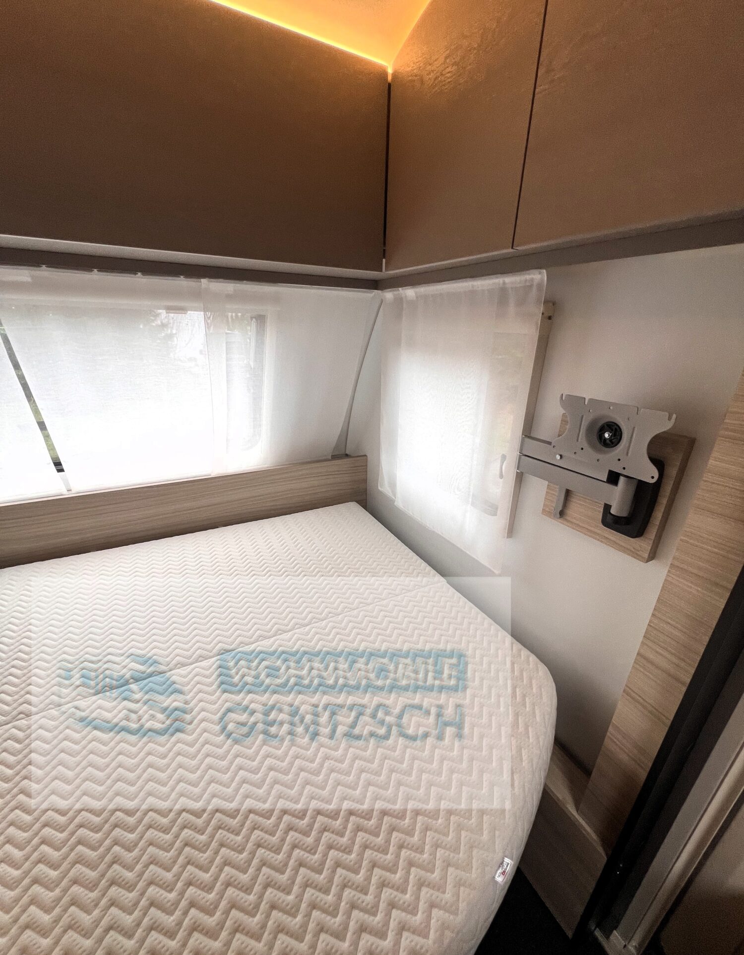 Großes Bett mit TV , Wohnwagen für bis zu 6 Personen , Wohnwagen mieten Gentzsch Magdeburg