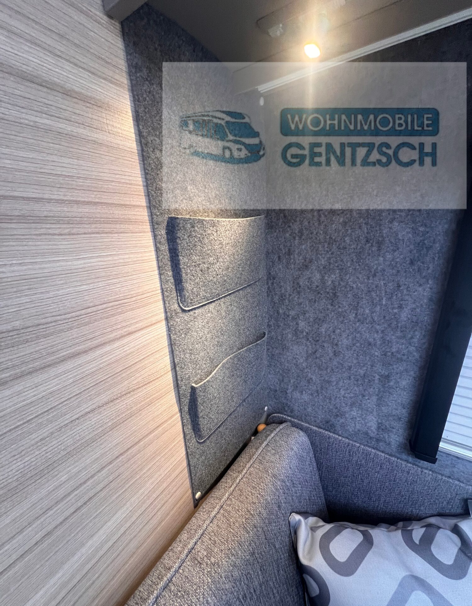 Leseecke im Wohnwagen, Adria Altea 552 PK, Wohnwagen zur Miete bei Magdeburg