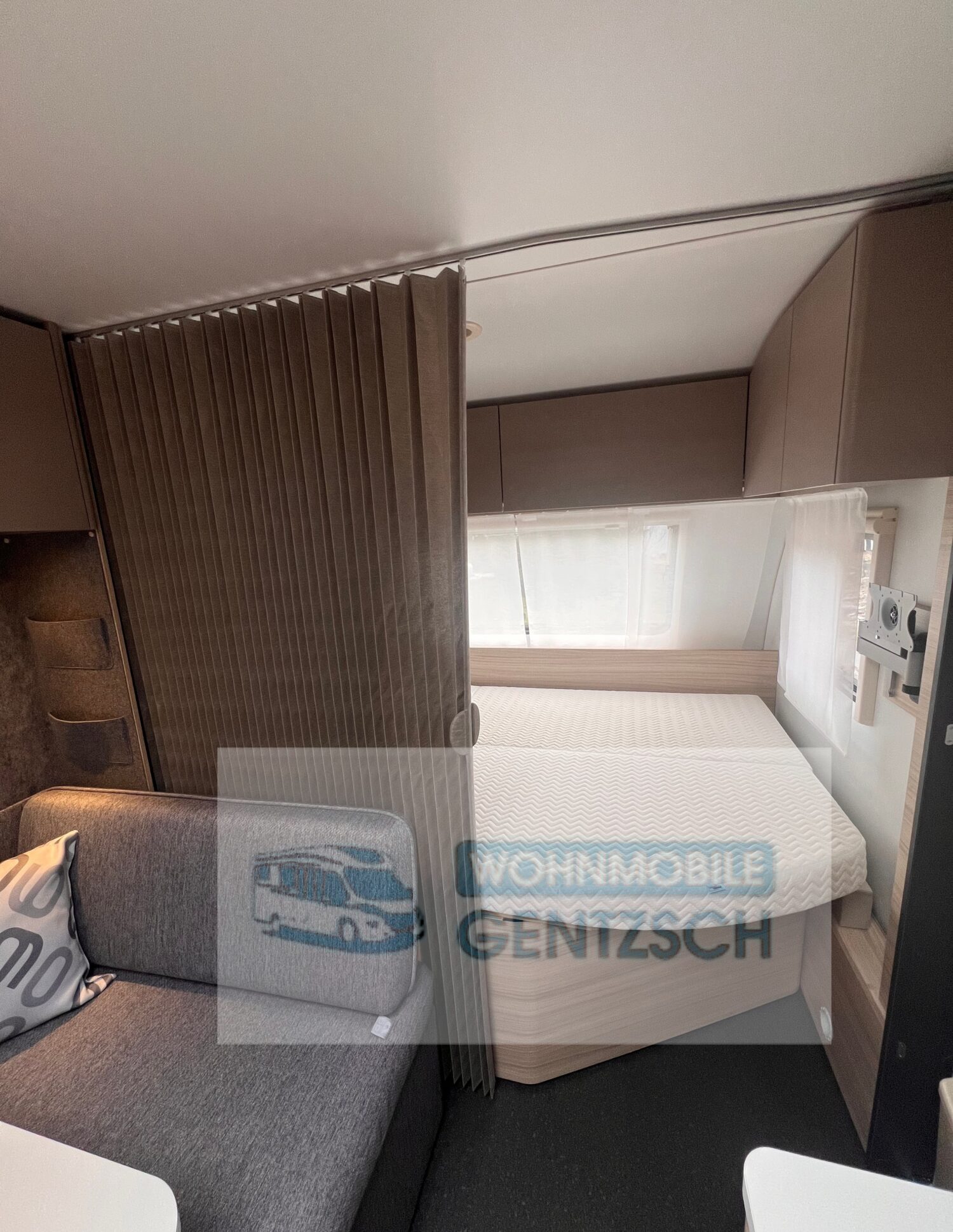 Sichtschutz, Privatsphäre beim Hauptbett,Wohnwagen zur Miete, Wohnwagen Gentzsch Magdeburg