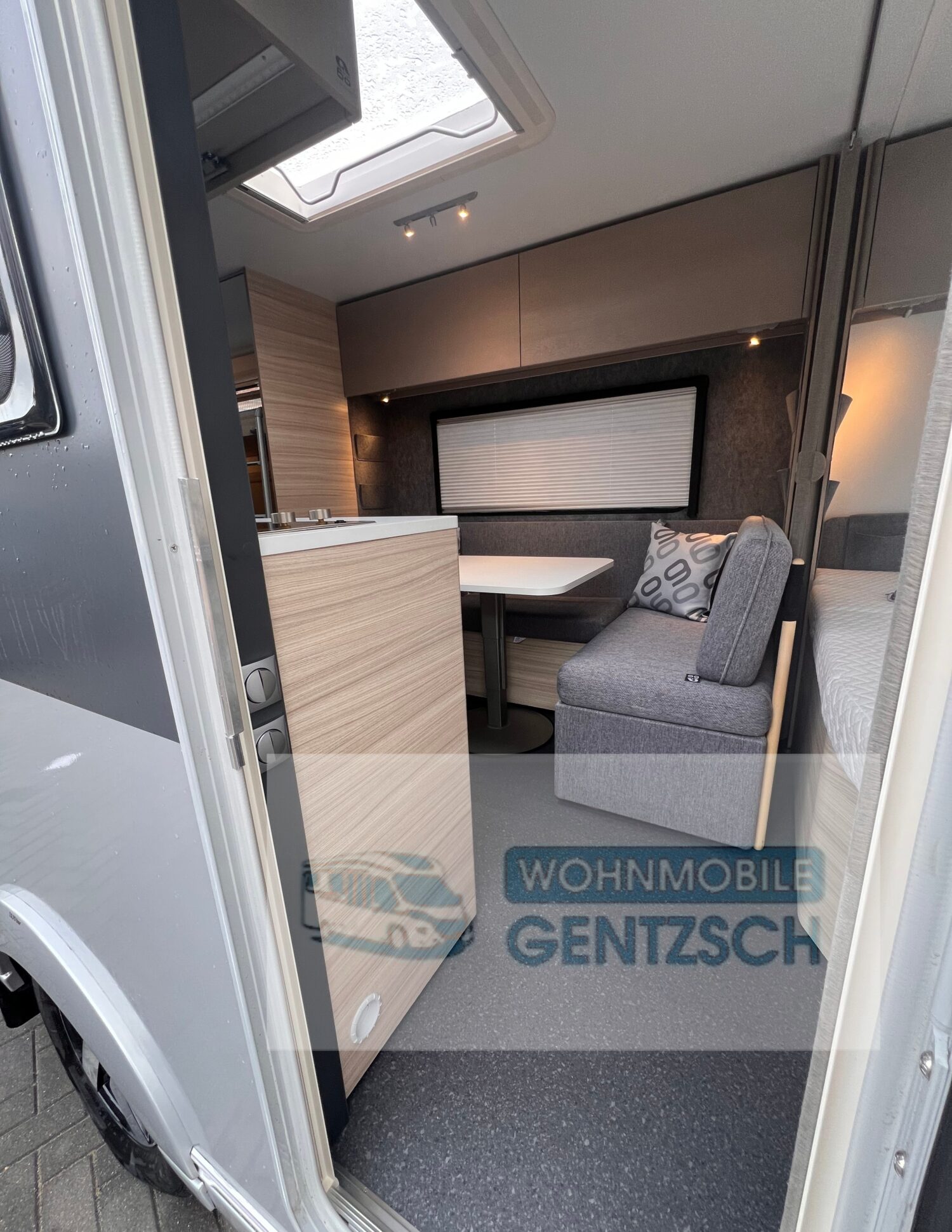 Wohnwagen für 5 Personen, Blick zur Sitzgruppe, Wohnmobile Gentzsch bei Magdeburg