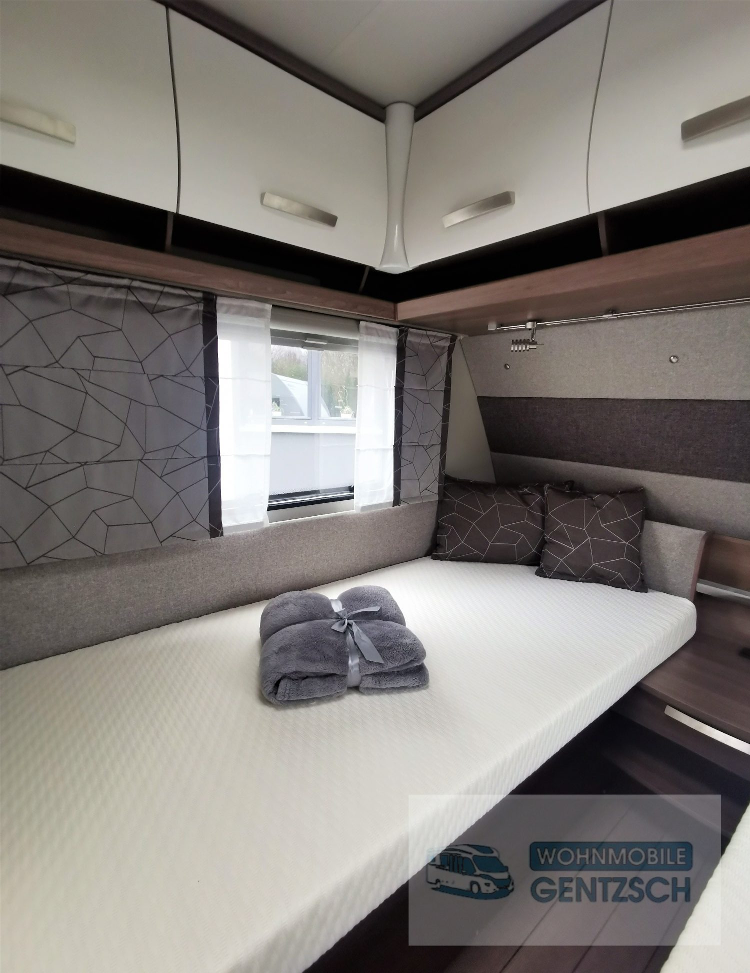 bequemes Doppelbett Wohnwagen Knaus zur Miete, modernes Design