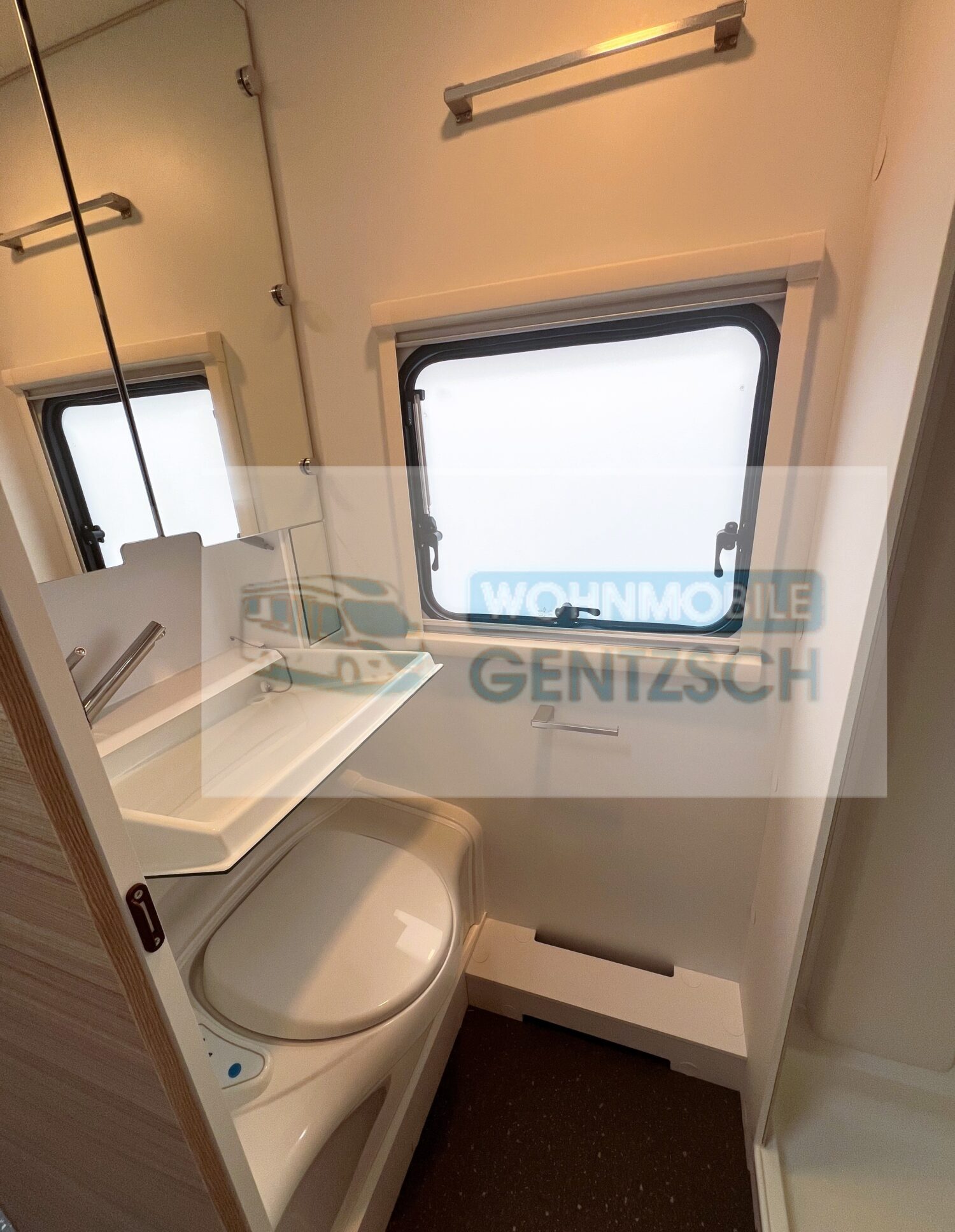 cleveres Bad im neuen Altea 552 PK von Adria, Wohnmobile Gentzsch Magdeburg, Wohnwagen