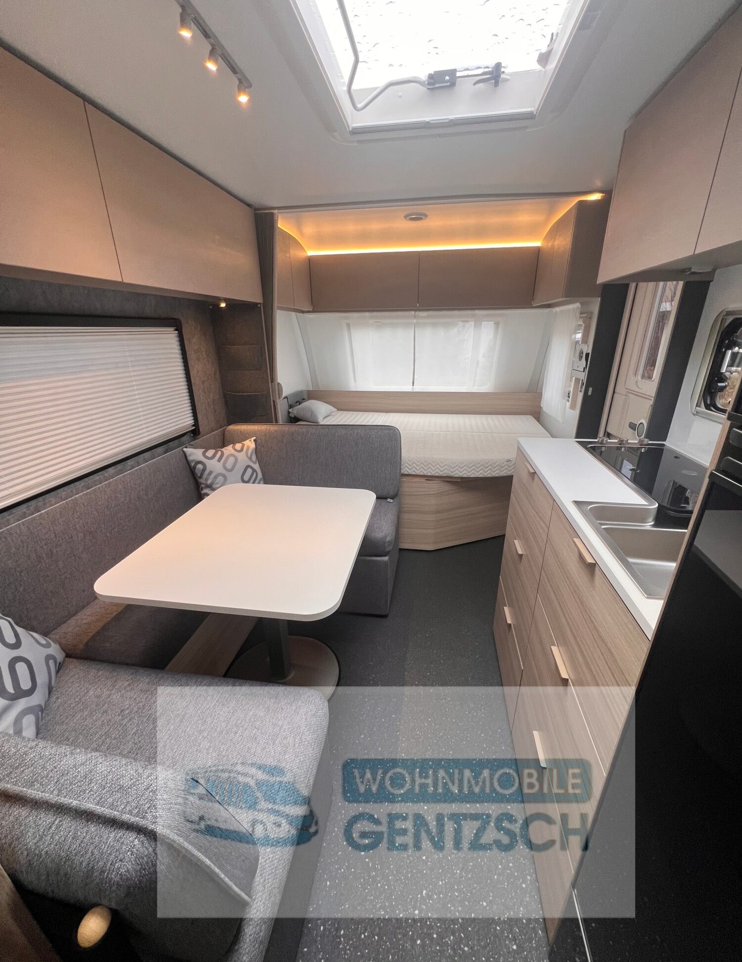 gemütlicher Wohnbereich, Wohnwagen für 5-6 Personen mieten in der Nähe, Gentzsch