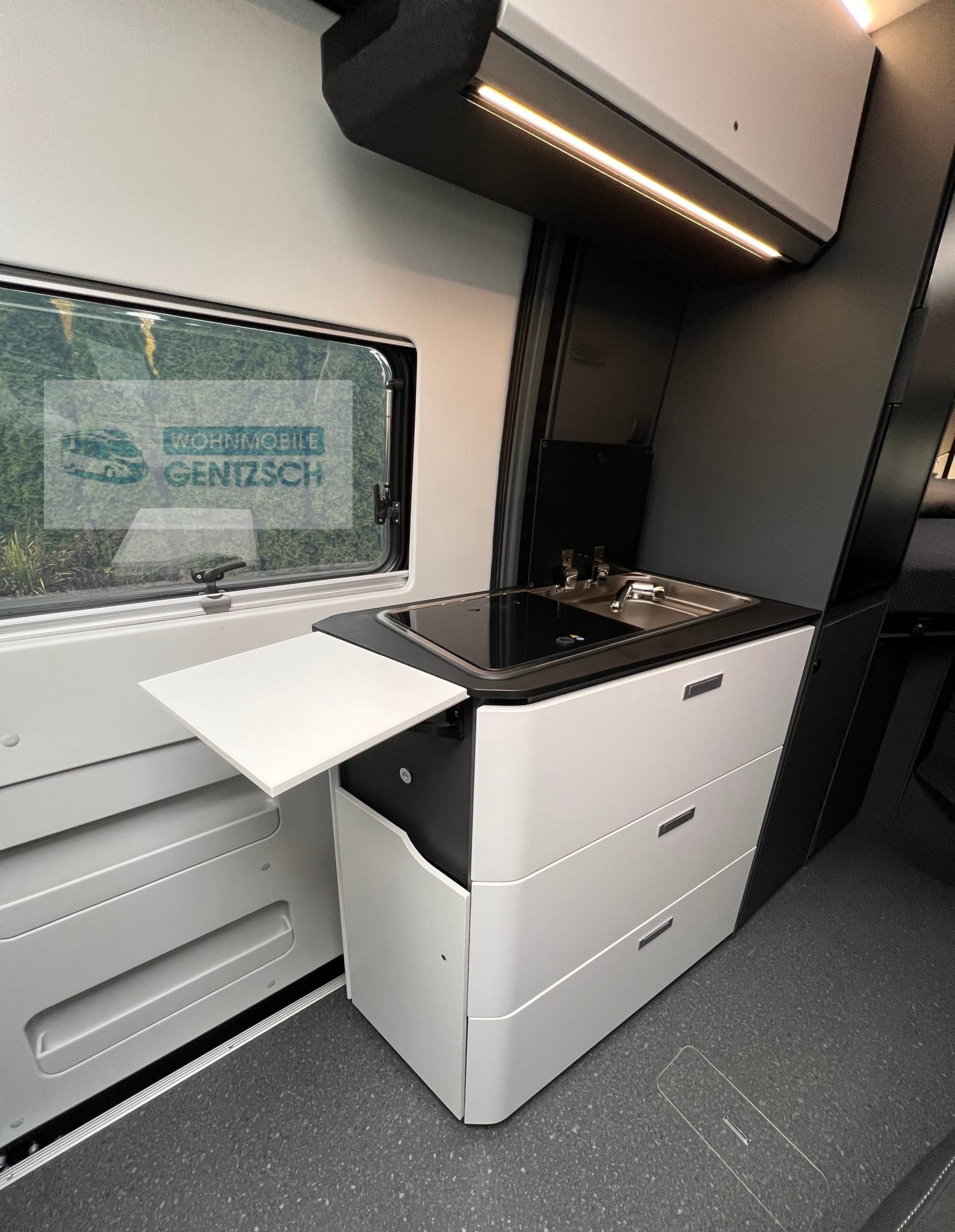 Adria Supreme, erweiterbare Arbeitsplatte und Gewürzschrank, Wohnmobile mieten