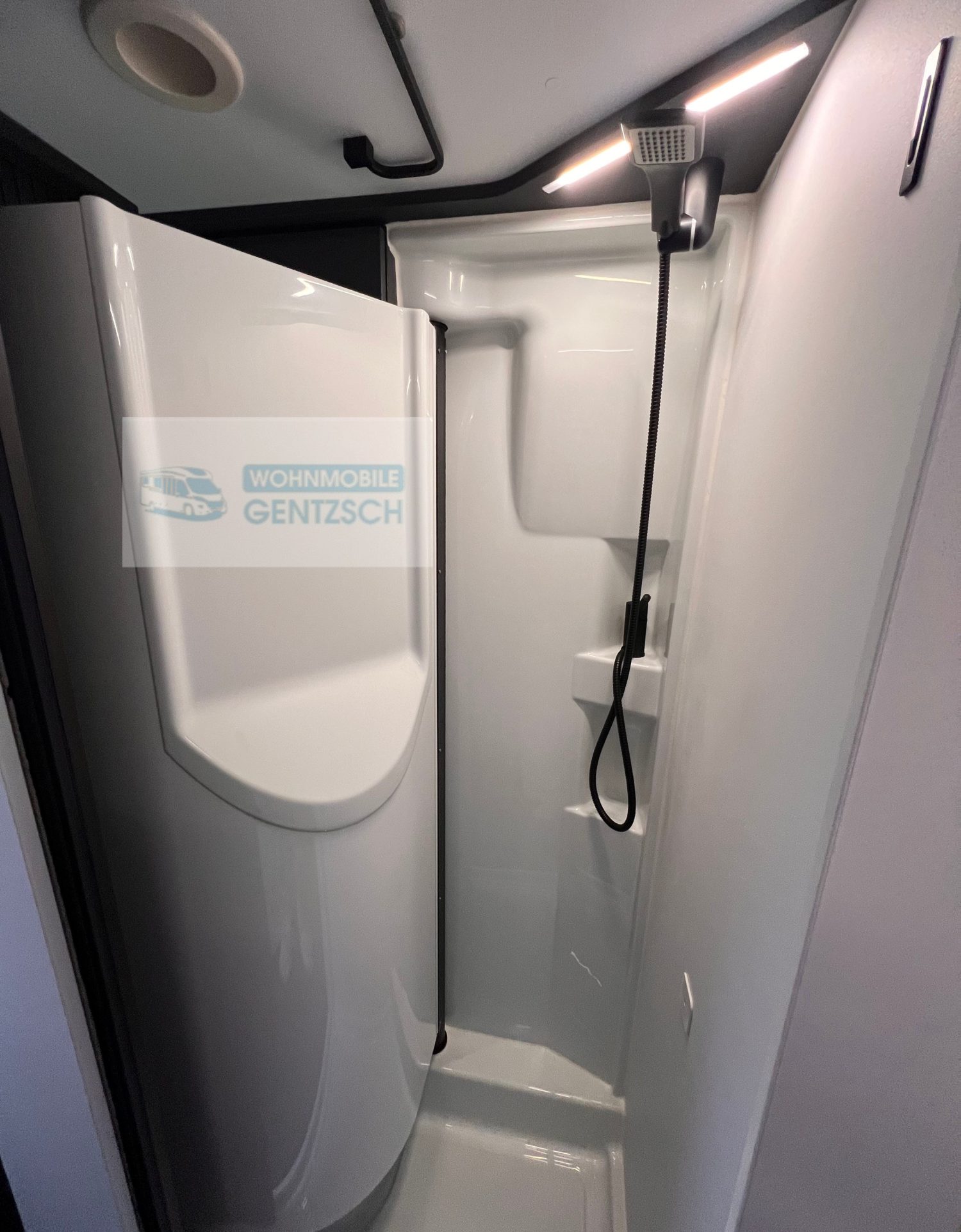 Adria Twin Supreme, Dusche , Wohnmobile mieten Sachsen Anhalt