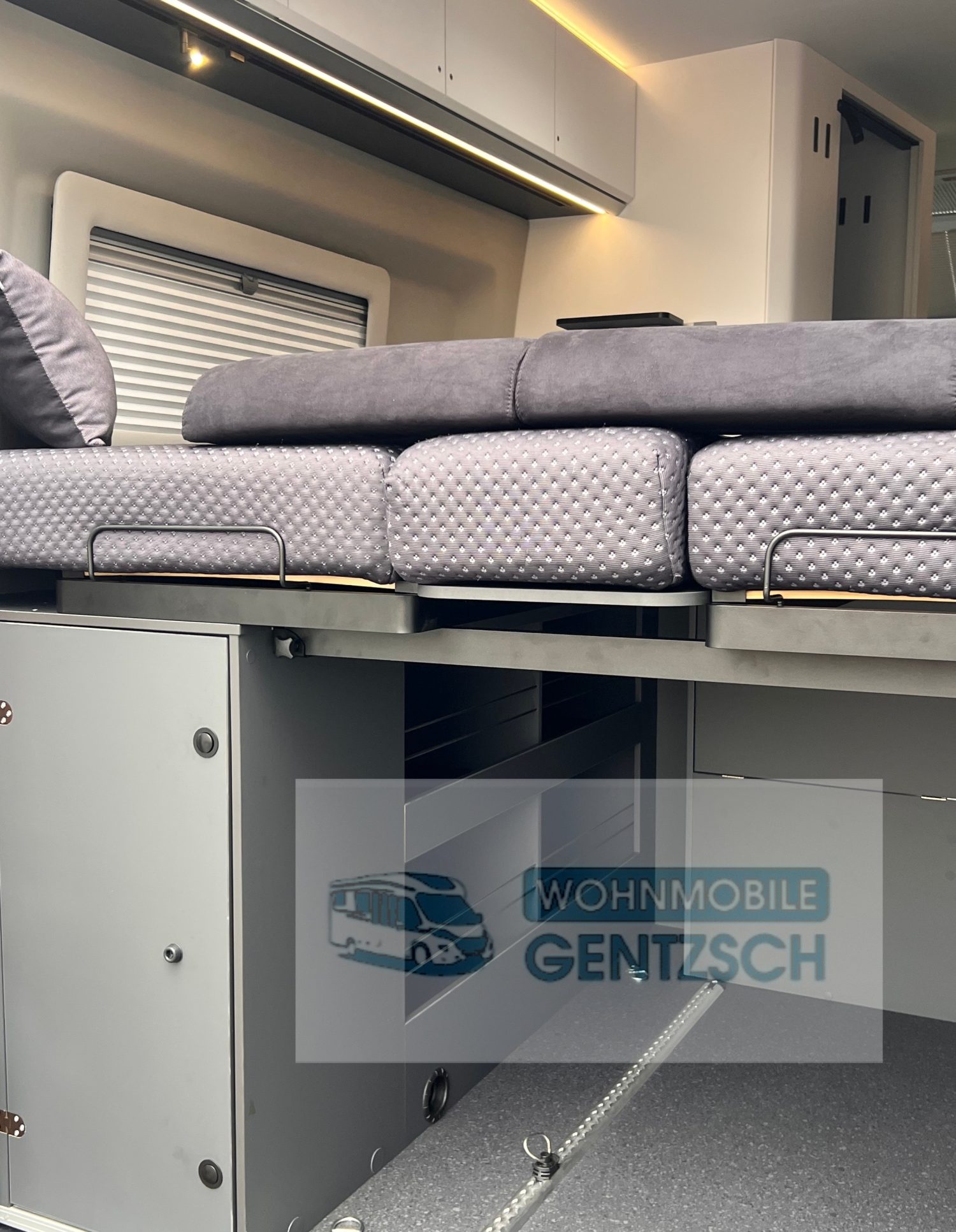 Adria Twin Supreme, Kofferraum mit Staufächern, Wohnmobile Gentzsch